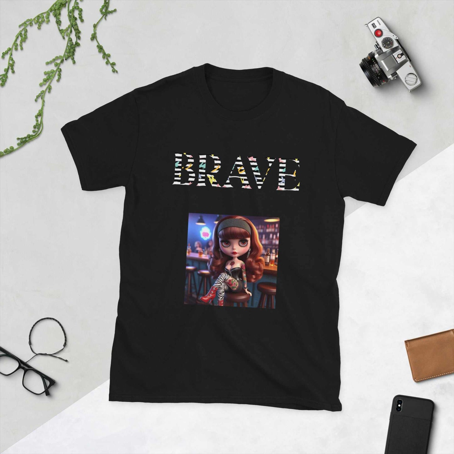 Acabas de encontrar la camiseta esencial para tu fondo de armario. Está confeccionada en un algodón 100% hilado en anillos que la hace una prenda suave y cómoda. El 