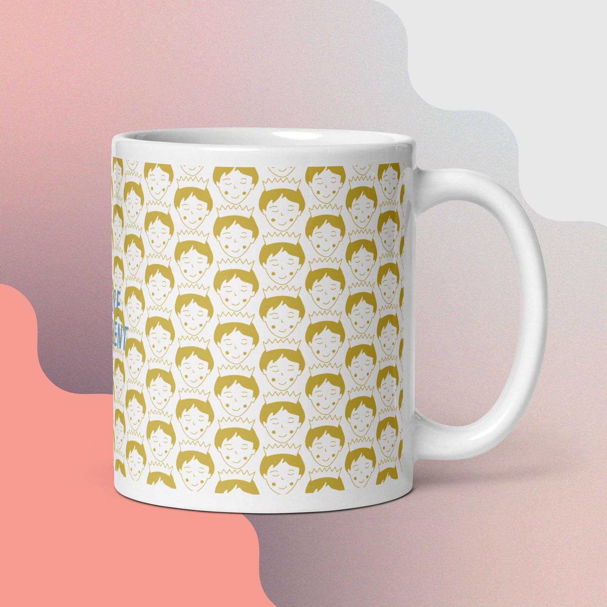 Tanto si estás tomando tu primer café del día o el quinto, esta taza es la ideal para ti. Es robusta y brillante con un dibujo vívido que resistirá al microondas y a